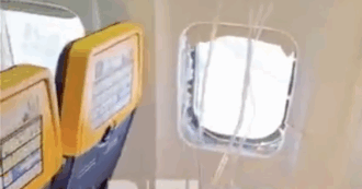“Risucchiato fino alle spalle”. Panico sul volo Ryanair: si stacca un pezzo del motore e rompe il finestrino, passeggero trattenuto a bordo dalla moglie per non essere risucchiato