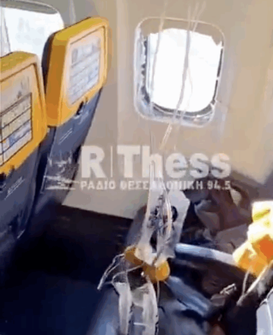 “Risucchiato fino alle spalle”. Panico sul volo Ryanair: si stacca un pezzo del motore e rompe il finestrino, passeggero trattenuto a bordo dalla moglie per non essere risucchiato