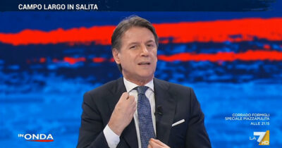 Copertina di Conte avverte: “Se qualcuno tradirà l’impegno preso, ci sfileremo. Renzi? Ha spianato la strada a Meloni ma non voglio vendicarmi”. Su La7