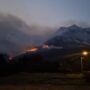 Copertina di Oltre cento sfollati e seicento ettari di boschi distrutti dal fuoco in Ossola in Piemonte