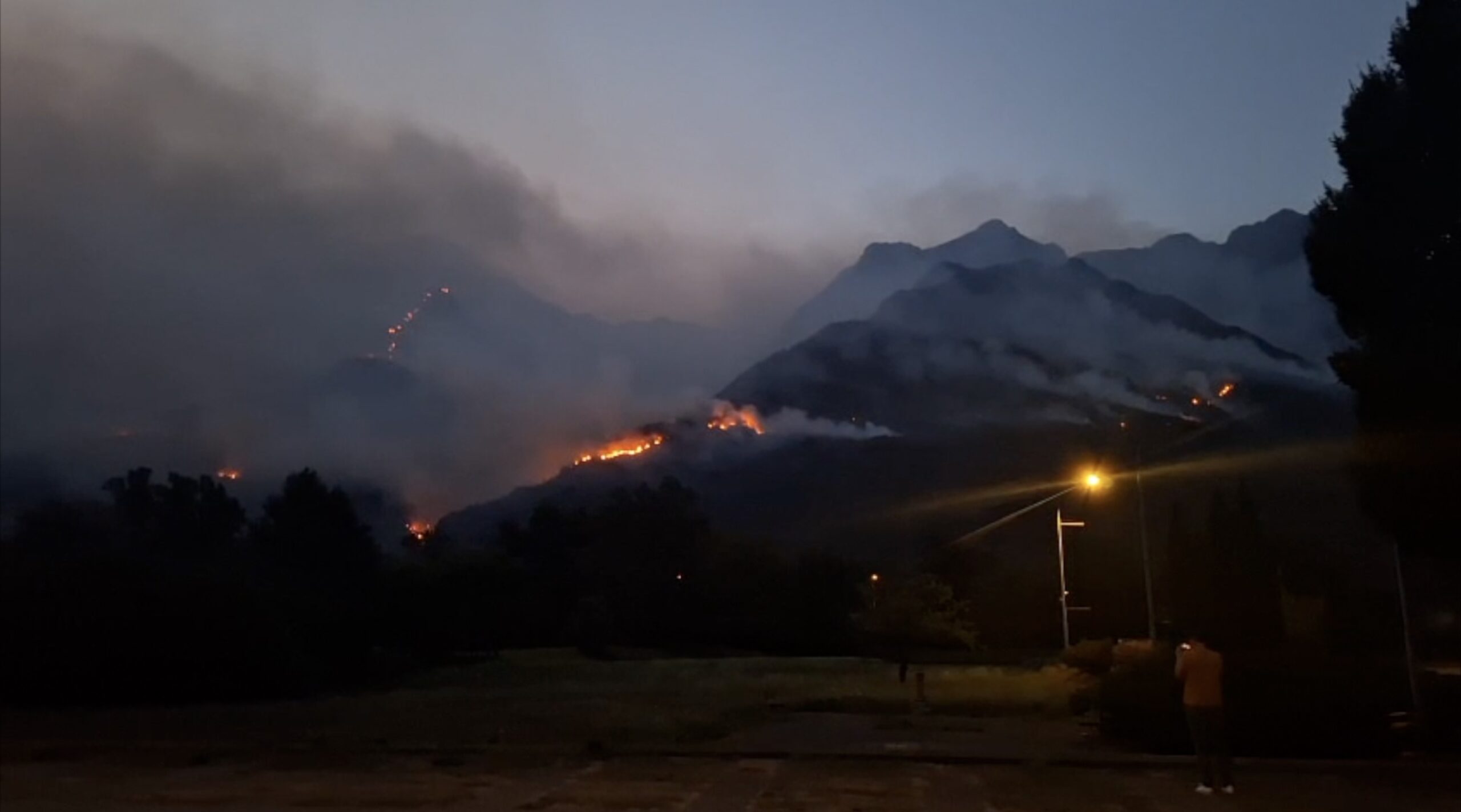 oltre cento sfollati e seicento ettari di boschi distrutti dal fuoco in ossola in piemonte da Ilfattoquotidiano.it oltre cento sfollati e seicento ettari di boschi distrutti dal fuoco in ossola in piemonte