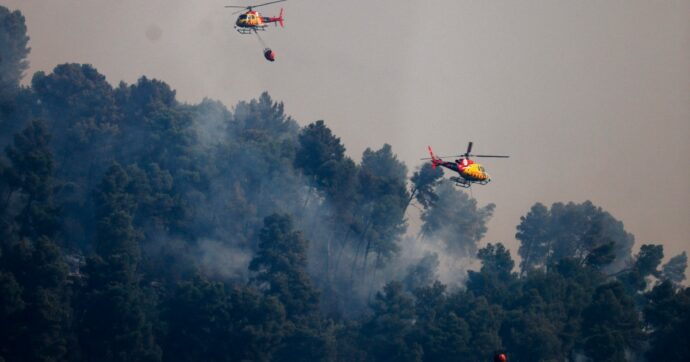 La caduta di un cavo elettrico e la vegetazione secca per il caldo estremo tra le cause dell’incendio in Andalusia