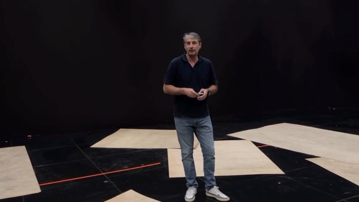 Milo Infante saluta il pubblico Rai dallo studio vuoto di Ore 14: “Oggi è il mio ultimo giorno qui e sono un po’ emozionato. Ma ci sono altri mondi…”- VIDEO