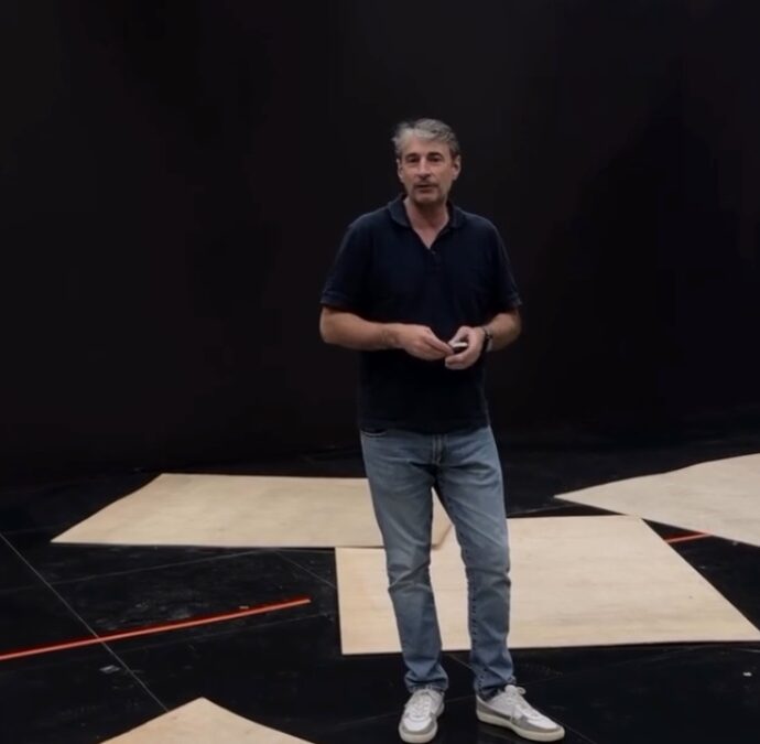 Milo Infante saluta il pubblico Rai dallo studio vuoto di Ore 14: “Oggi è il mio ultimo giorno qui e sono un po’ emozionato. Ma ci sono altri mondi…”- VIDEO
