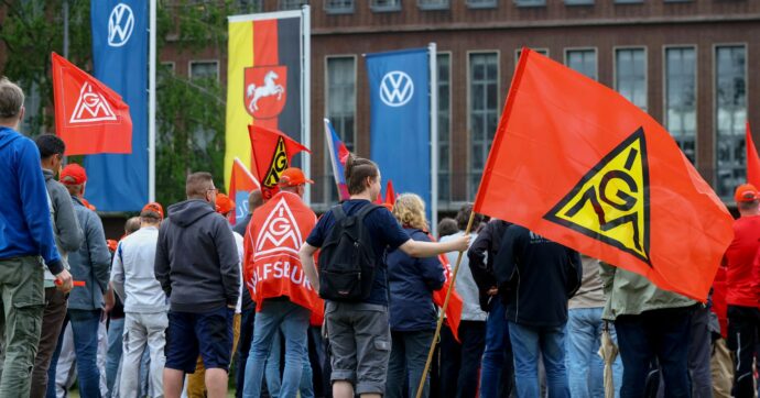 Volkswagen separa l’auto dal “popolo”: la furbata per fermare operai e Land