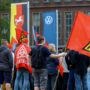 Copertina di Volkswagen separa l’auto dal “popolo”: la furbata per fermare operai e Land