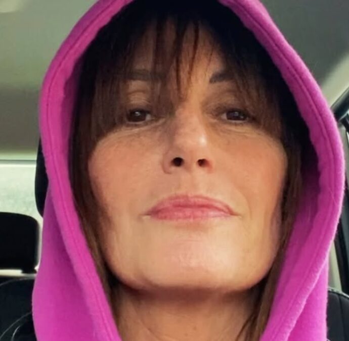 “Uomini piccoli e ignoranti che mandano messaggi del genere con foto intime, donne parliamone perché non credo di essere l’unica a riceverli. Ditemi cosa ne pensate”: lo sfogo di Cristina Plevani