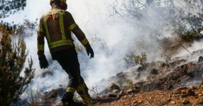 Copertina di Almeno 12 morti in un incendio nei boschi dell’Andalusia: vittime intrappolate nelle auto mentre cercavano di scappare