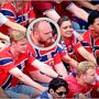 Copertina di “È un falso storico, non remerò mai”: il tifoso immobile in mezzo ai norvegesi, si rifiuta di fare la Viking Row ai Mondiali