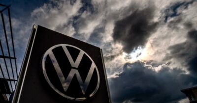 Copertina di Gruppo Volkswagen, la cura drastica. Dimezza l’offerta e taglia la capacità produttiva