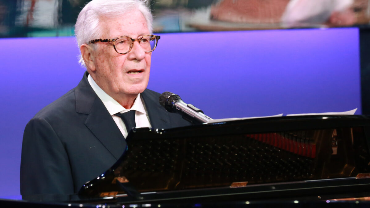 È morto Peppino di Capri, il cantautore era malato da tempo. Tra i suoi successi “Champagne”, “E mo e mo”, “Roberta”, “Let’s Twist Again” e “St. Tropez Twist”