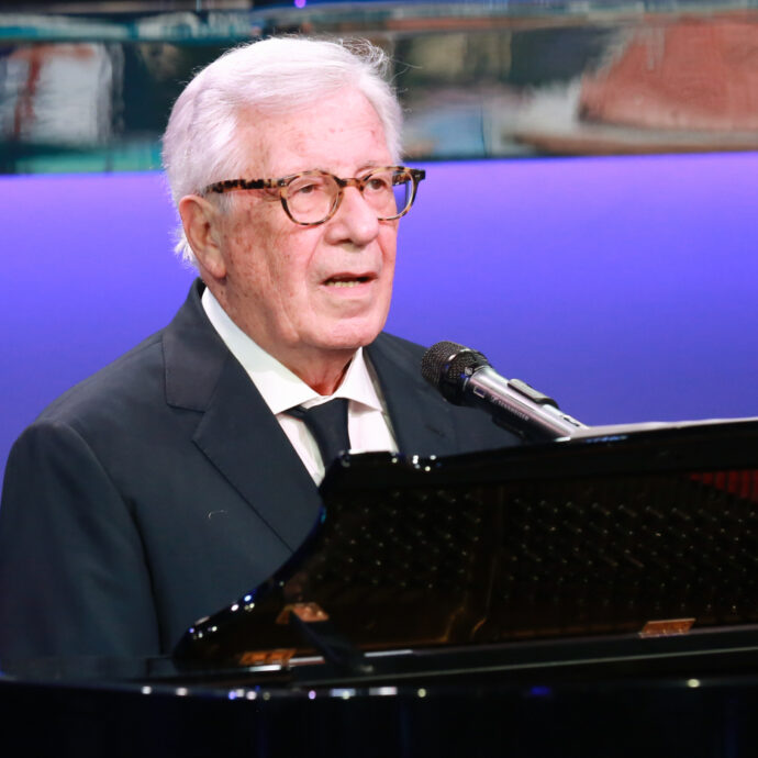 È morto Peppino di Capri, il cantautore era malato da tempo. Tra i suoi successi “Champagne”, “E mo e mo”, “Roberta”, “Let’s Twist Again” e “St. Tropez Twist”