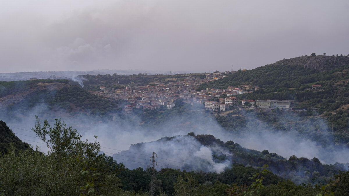 incendio alle porte di olbia chiuso l8217aeroporto costa smeralda voli dirottati su cagliari e alghero da Ilfattoquotidiano.it incendio alle porte di olbia chiuso l8217aeroporto costa smeralda voli dirottati su cagliari e alghero