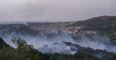 Copertina di Incendio alle porte di Olbia, chiuso l’aeroporto Costa Smeralda: voli dirottati su Cagliari e Alghero