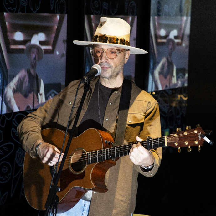 “Da piccolo ero ciccione, sfigato, ma avevo una famiglia che mi sosteneva. A Pechino Express solo con un paio di mutande, duravano 4 giorni”: così Joe Bastianich