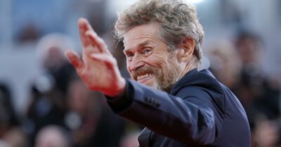 Copertina di “Mio padre era perbene e un chirurgo stimato che andava a messa tutte le domeniche. Un giorno mi ha preso in disparte dicendomi: Adoro quel film in cui interpreti uno stupratore”: così Willem Dafoe