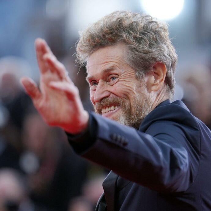 “Mio padre era perbene e un chirurgo stimato che andava a messa tutte le domeniche. Un giorno mi ha preso in disparte dicendomi: Adoro quel film in cui interpreti uno stupratore”: così Willem Dafoe