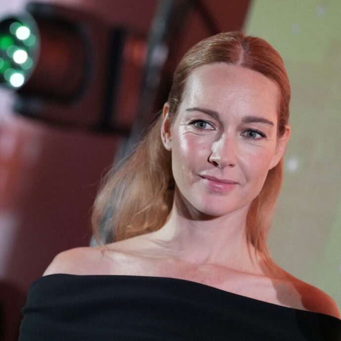 “Sono ormai una ex giocatrice di calcio pippa. Meglio così, oggi rischierei di farmi male, con le mie amiche organizzavamo certe partite ‘mogli contro mariti’ da cui uscivamo a pezzi”: così Cristiana Capotondi