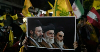 Copertina di Iran, Mojtaba Khamenei minaccia: “La vendetta per la morte di mio padre ci sarà, è richiesta dal popolo”. In Oman nuovo round di negoziati