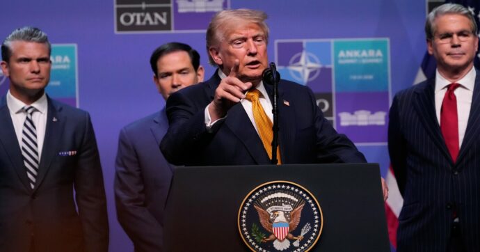 Araghchi è in Oman per i negoziati. Cbs: “In arrivo delegazione Usa guidata da Vance”. E Trump minaccia: “Mille missili pronti a colpire l’Iran se sarò ucciso”