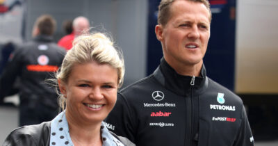 Copertina di “Alle feste mio marito Michael Schumacher era il primo ad arrivare e l’ultimo ad andarsene. Ridevamo così tanto. Non era bravo a cantare, ma cantava sempre My Way perché conosceva il testo”: lo rivela Corinna