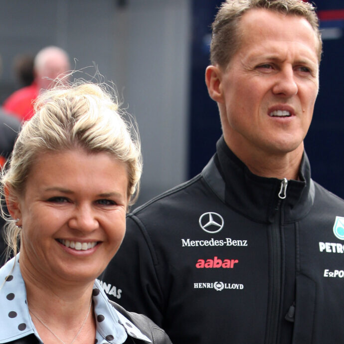 “Alle feste mio marito Michael Schumacher era il primo ad arrivare e l’ultimo ad andarsene. Ridevamo così tanto. Non era bravo a cantare, ma cantava sempre My Way perché conosceva il testo”: lo rivela Corinna