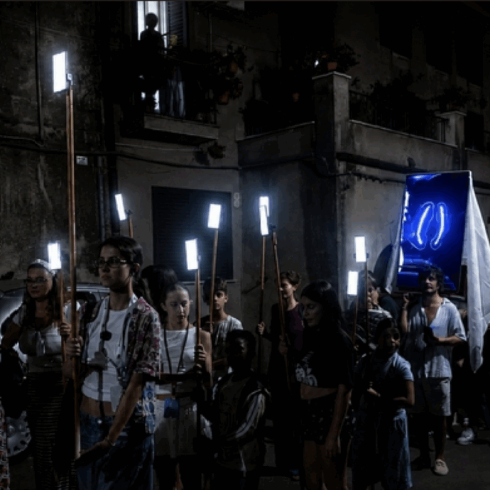 La processione diventa digitale con gli smartphone al posto dei lumini: ecco il progetto “Machina Sacra” tra fede e intelligenza artificiale
