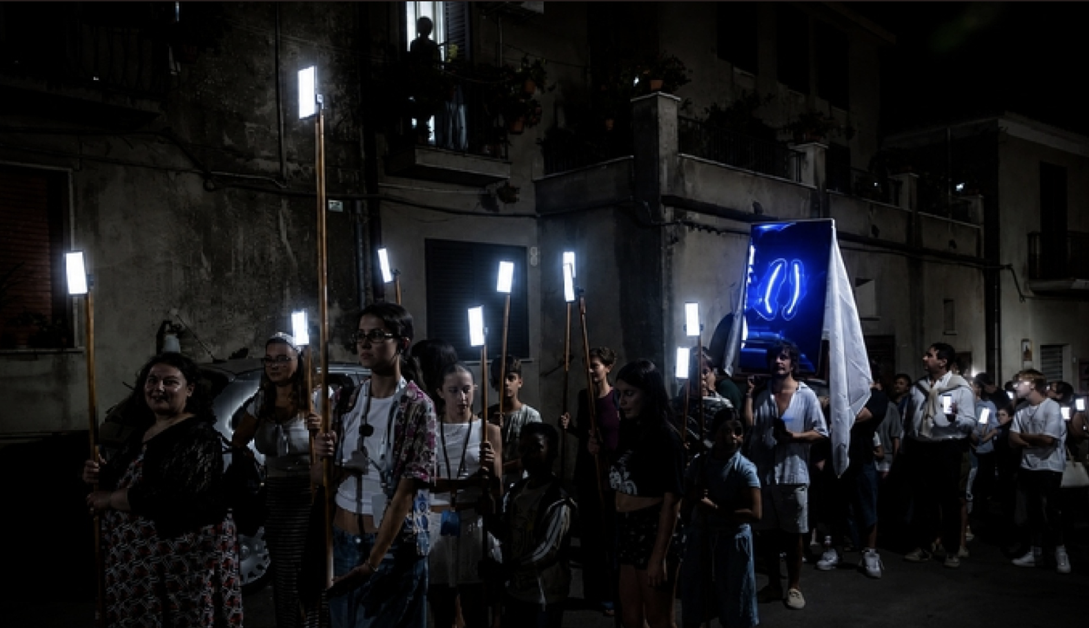 la processione diventa digitale con gli smartphone al posto dei lumini ecco il progetto machina sacra tra fede e intelligenza artificiale da Ilfattoquotidiano.it la processione diventa digitale con gli smartphone al posto dei lumini ecco il progetto machina sacra tra fede e intelligenza artificiale