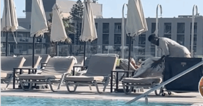 Copertina di Guerra dei lettini in Grecia: sveglie alle 4 del mattino, asciugamani ovunque. L’addetto alla piscina che libera le postazioni occupate abusivamente diventa un “eroe” sui social