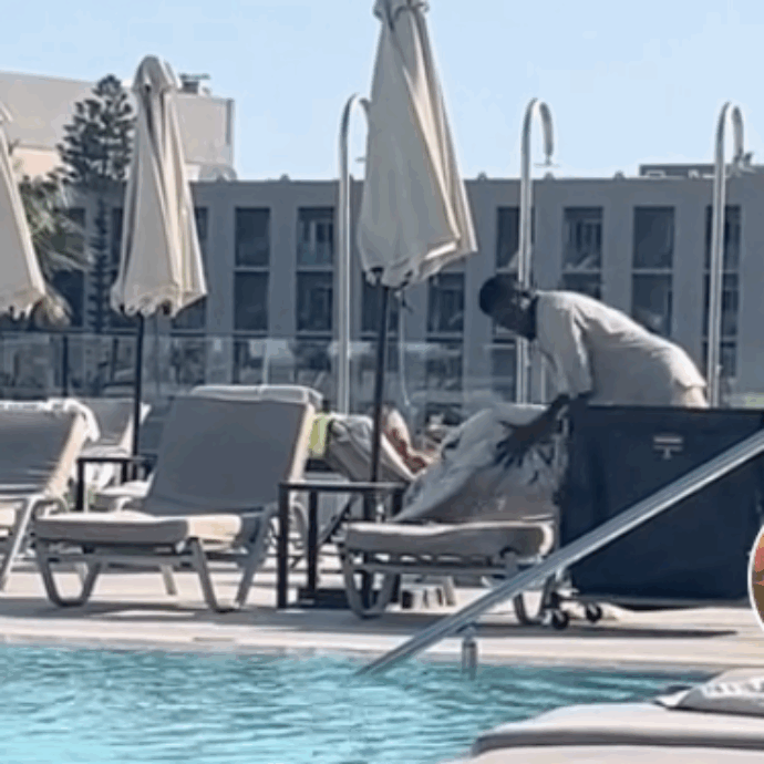 Guerra dei lettini in Grecia: sveglie alle 4 del mattino, asciugamani ovunque. L’addetto alla piscina che libera le postazioni occupate abusivamente diventa un “eroe” sui social