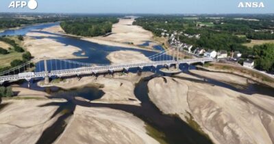 Copertina di Le incredibili immagini della Loira prosciugata a causa della siccità: il fiume più lungo di Francia è una distesa di sabbia