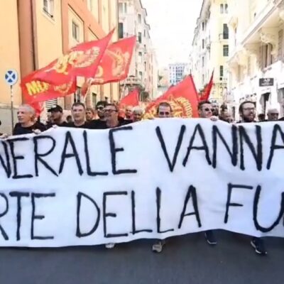 Copertina di “Vannacci, Genova non ti vuole”: il leader di FnV accolto dalle proteste in città. E il suo comizio slitta di un’ora