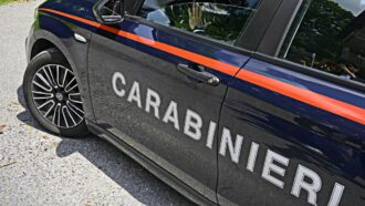 Copertina di Spara alla compagna, la ferisce alla mano e alla testa e poi scappa: fermato un uomo a Imperia