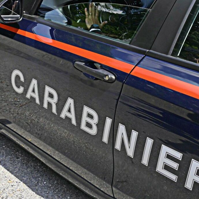 Gli chiede un incontro per chiarire, ma era una trappola: 22enne sequestrato, rapinato e picchiato per due ore, arrestato un cantante di “Area Sanremo 2025”