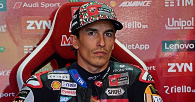 Copertina di MotoGp, pole position per Marc Marquez: “È andata come previsto”. Cade ancora Bezzecchi | La griglia di partenza