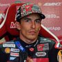 Copertina di MotoGp, pole position per Marc Marquez: “È andata come previsto”. Cade ancora Bezzecchi | La griglia di partenza