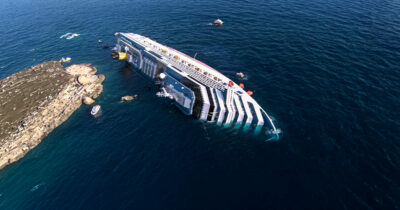 Copertina di “Costa Concordia: Incubo in mare”: il nuovo documentario Netflix riapre la ferita a 14 anni dal disastro con i video dei passeggeri e le traduzioni della scatola nera