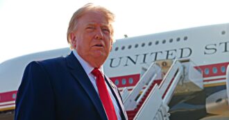 Copertina di La vendetta di Trump contro il New York Times: il tycoon porta in tribunale i reporter che hanno svelato le falle nella sicurezza dell’Air Force One