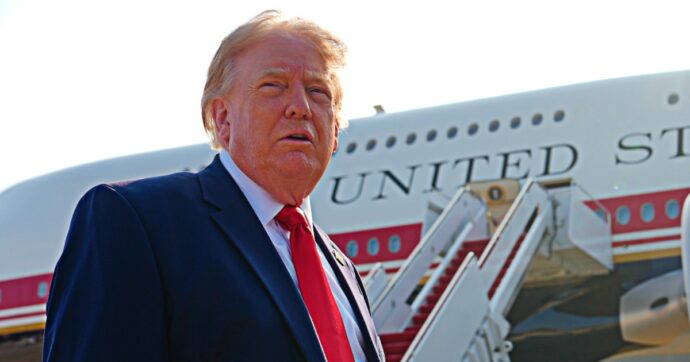 Trump contro il New York Times: mandati di comparizione ai giornalisti dopo lo scoop sui problemi del nuovo Air Force One