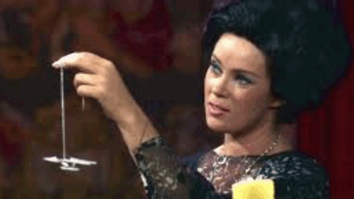 È morta Antoinette Bower, l’attrice è stata l’aliena gatta di “Star Trek” ed è diventata famosa per l’apparizione cult in “Ai confini della realtà”