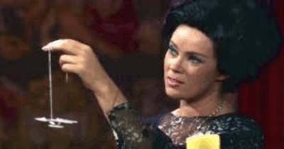 Copertina di È morta Antoinette Bower, l’attrice è stata l’aliena gatta di “Star Trek” ed è diventata famosa per l’apparizione cult in “Ai confini della realtà”