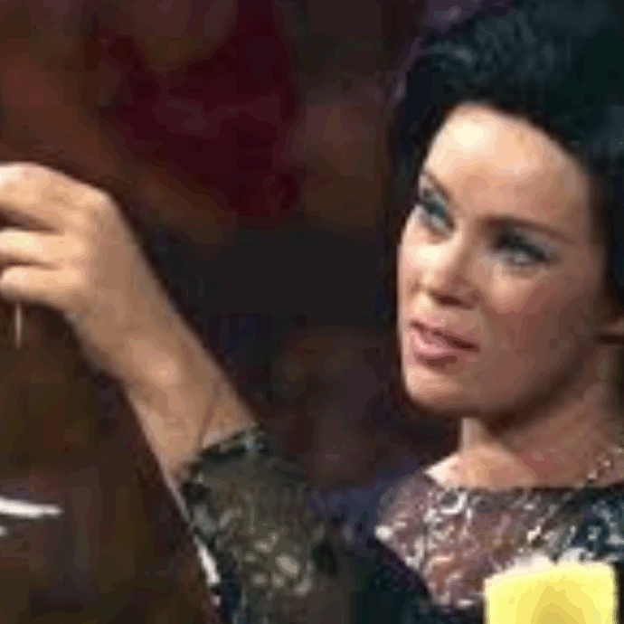 È morta Antoinette Bower, l’attrice è stata l’aliena gatta di “Star Trek” ed è diventata famosa per l’apparizione cult in “Ai confini della realtà”