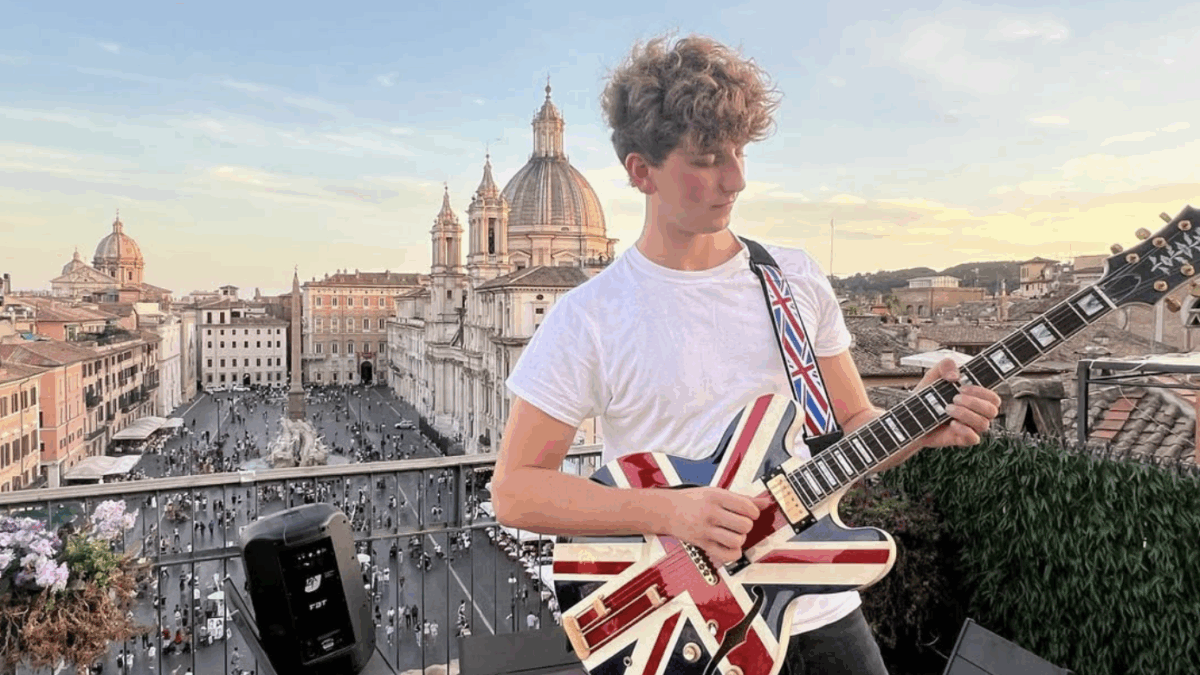 durante il lockdown suonava la chitarra sui tetti di piazza navona oggi jacopo mastrangelo trasloca non ci rinnovano il contratto perch233 diventer224 un bampb da Ilfattoquotidiano.it durante il lockdown suonava la chitarra sui tetti di piazza navona oggi jacopo mastrangelo trasloca non ci rinnovano il contratto perch233 diventer224 un bampb
