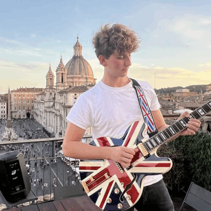 Durante il lockdown suonava la chitarra sui tetti di Piazza Navona, oggi Jacopo Mastrangelo trasloca: “Non ci rinnovano il contratto perché diventerà un B&B”