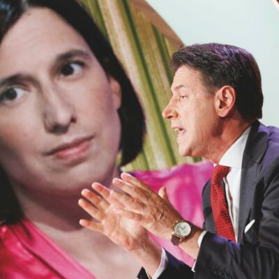 Copertina di Conte sul riarmo: “Siamo sotto attacco, ma non torno indietro”