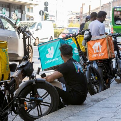 Copertina di Per i rider nessuna svolta: la Cisl fa l’assist a Glovo&C.