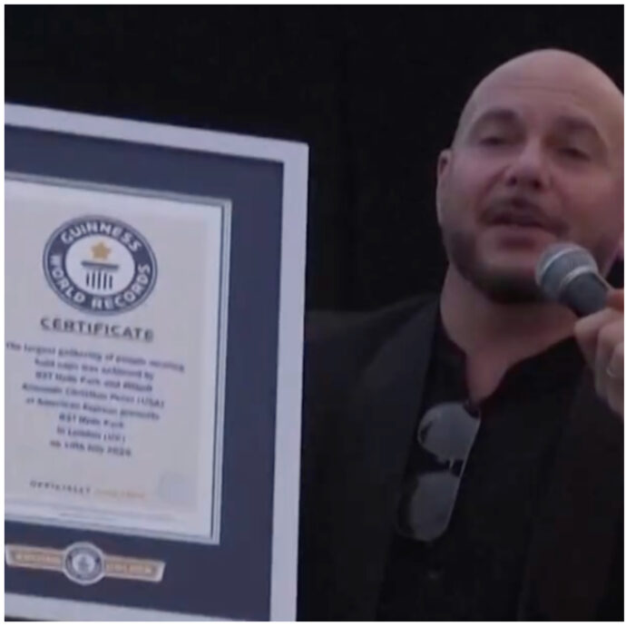 Pitbull entra nel Guinness dei Primati con la più grande folla di “calvi” al mondo. Il rapper: “Ho voluto rappresentare tutti quelli che non hanno capelli”
