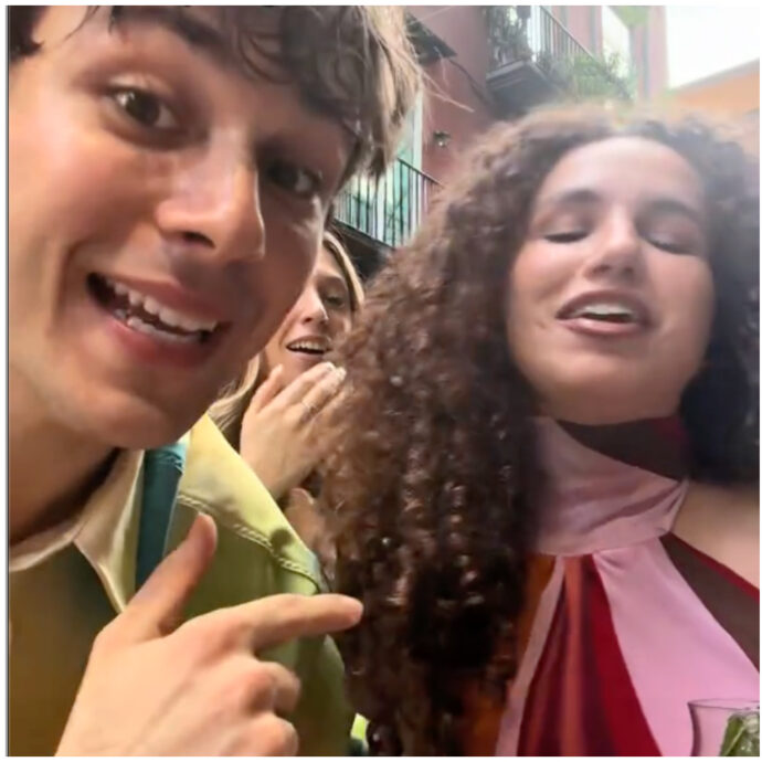 Settembre e la “serenata al contrario” nei vicoli di Napoli con “Due Settimane”: il balcone diventa simbolo del ghosting. Poi l’invito: “Contattatemi  per dediche ai/alle vostri/e ex” – IL VIDEO