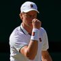 Copertina di Wimbledon, Sinner c’è: vince un secondo set di grande personalità contro un ottimo Zverev. Ma che equilibrio sul Centrale | La diretta