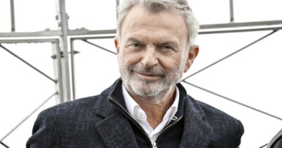 Copertina di È morto Sam Neill, l’indimenticabile dottor Alan Grant del kolossal “Jurassic Park”. Nel 2023 era “in fin di vita” a causa di un linfoma non Hodgkin al terzo stadio